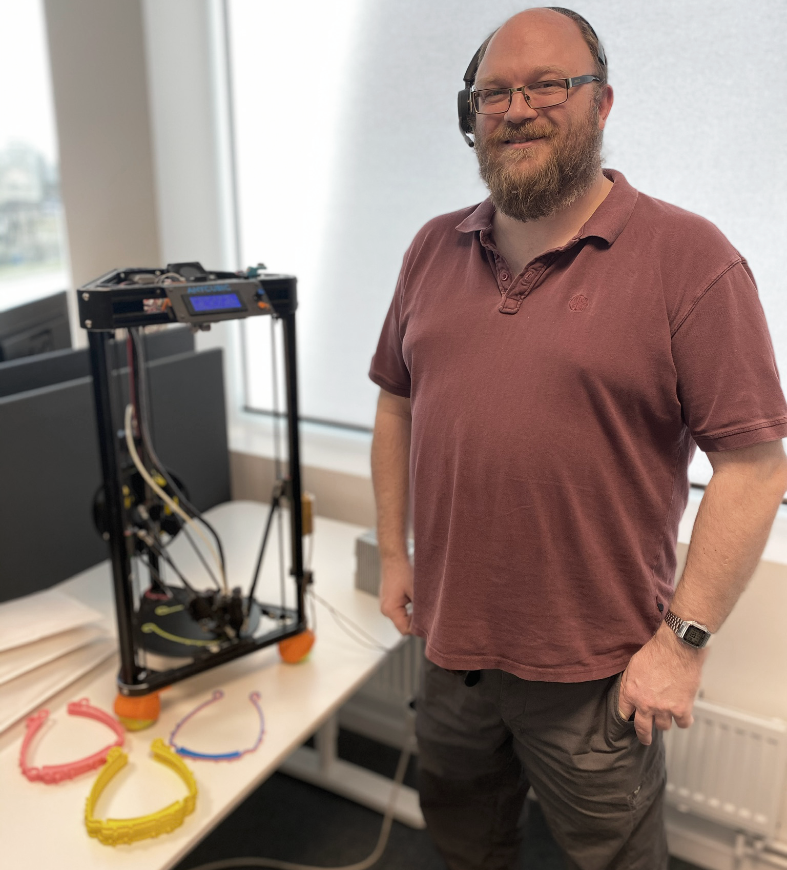 Peter 3D-printar skyddsvisir till vårdpersonal
